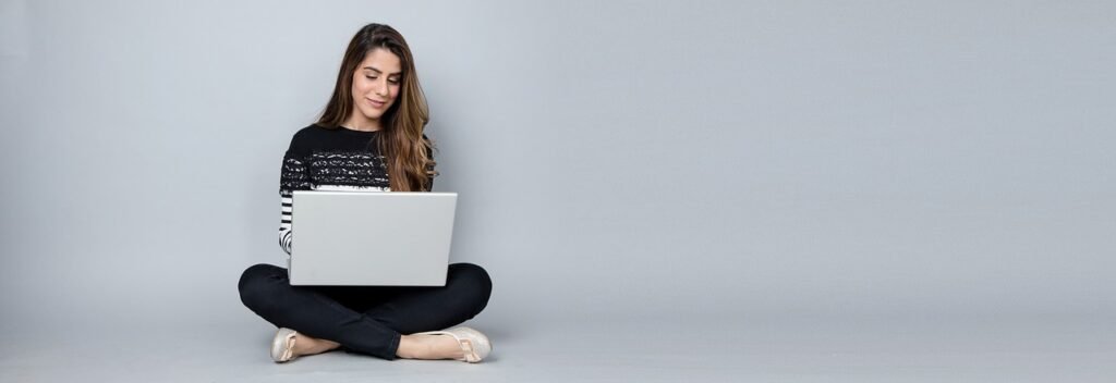 woman, laptop, business-3190829.jpg